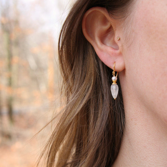 Load image into Gallery viewer, EAR-GPL Rainbow Moonstone &amp;amp; White Pearl Earring
