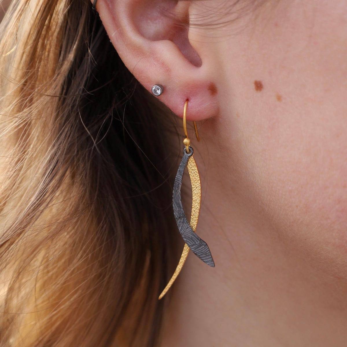 EAR-GPL Two Tone Gold and Black Swing Dangle Earrings