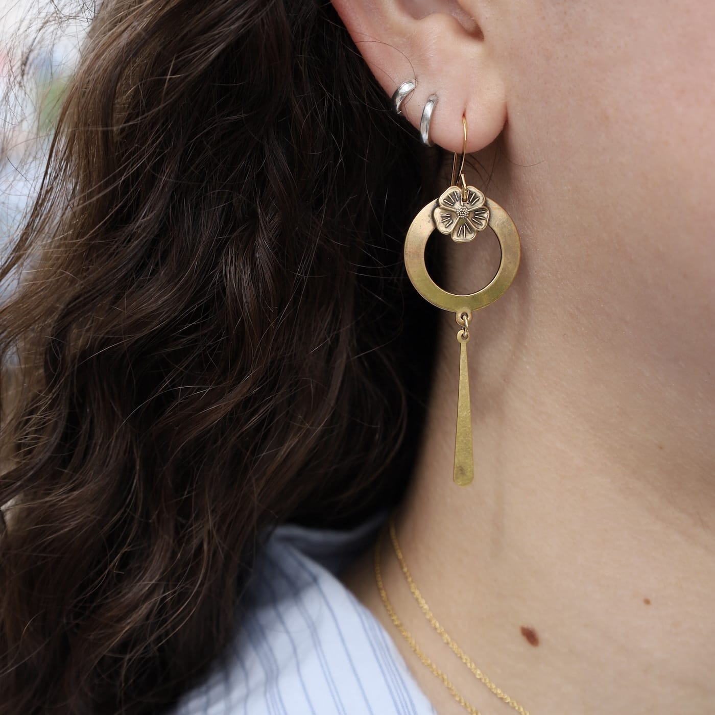 EAR-JM Gold flower on hoop earrings