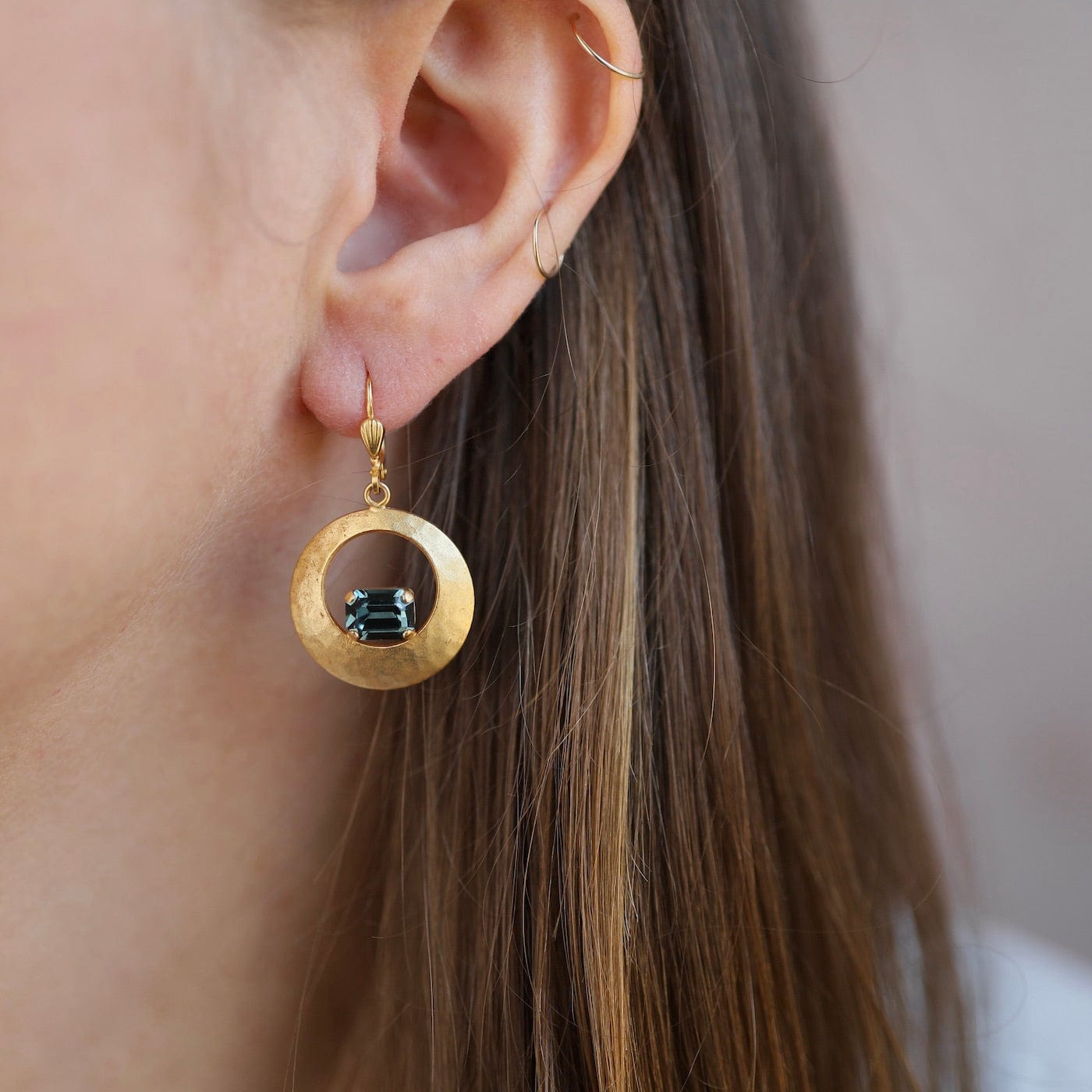 Load image into Gallery viewer, EAR-JM Hammered Disc with Indian Sapphire Crystal Earring

