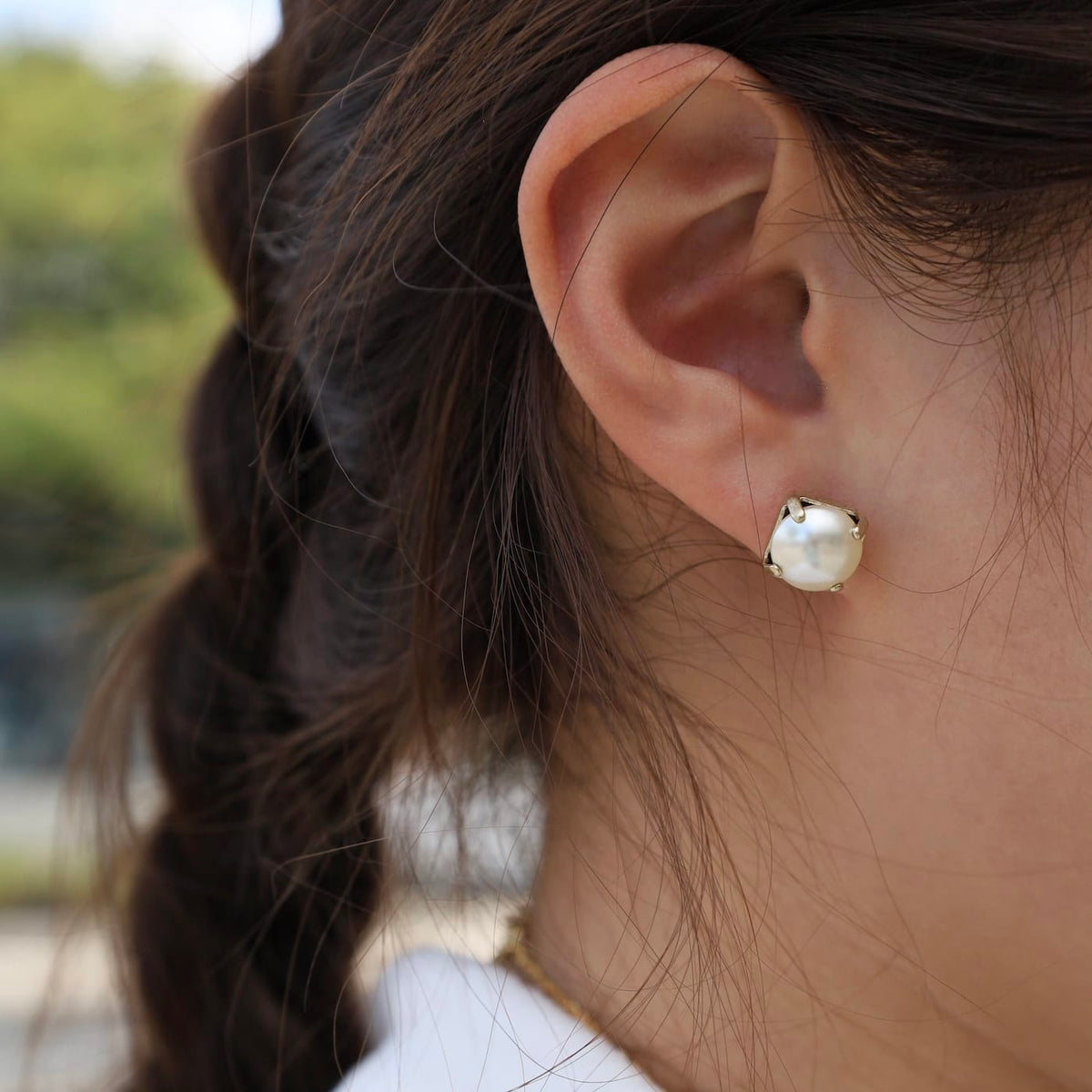EAR-JM Medium Pearl Crystal Post Earring- Gold Plate
