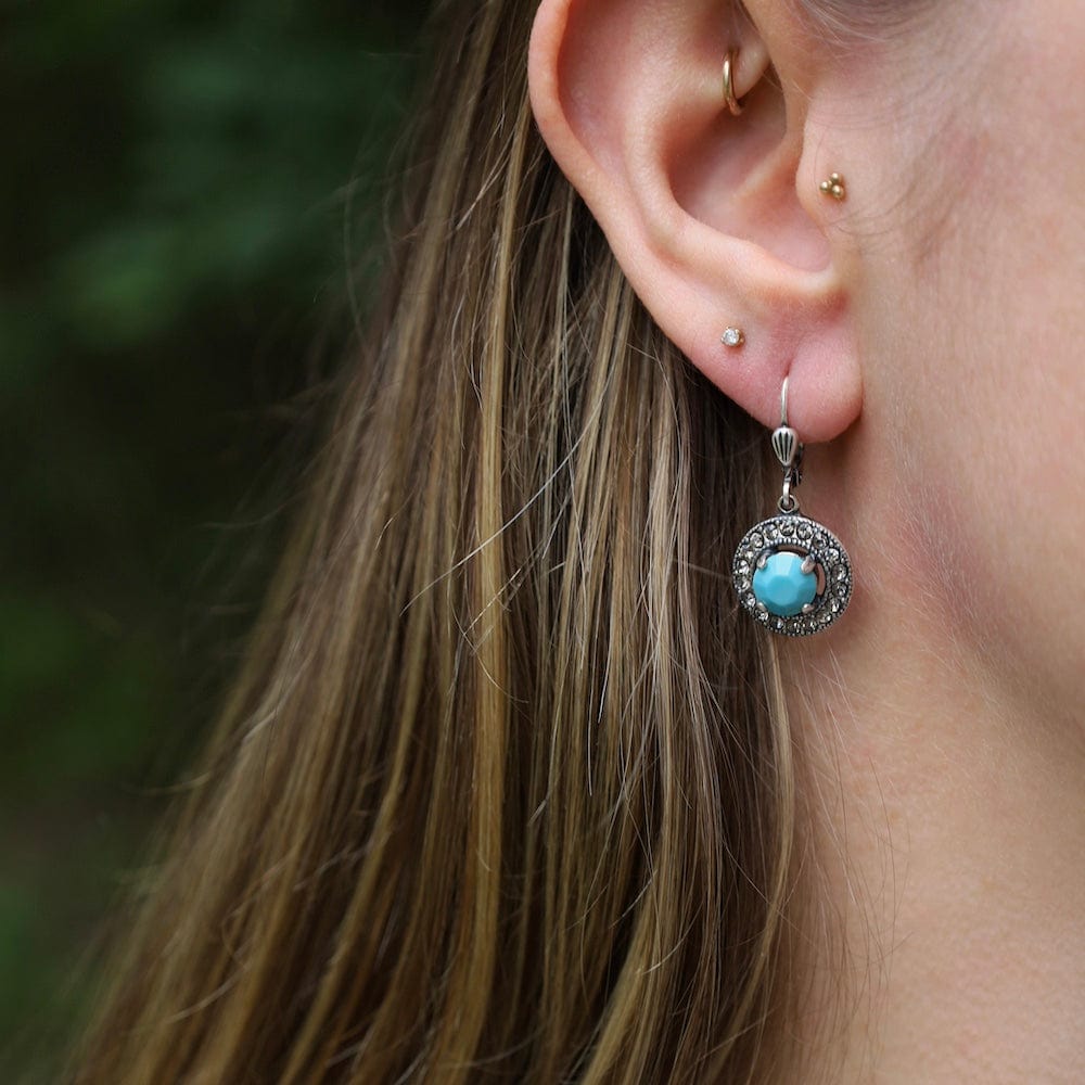 
                      
                        EAR-JM Prong Set Turquoise Crystal Surrounded by a Halo o
                      
                    