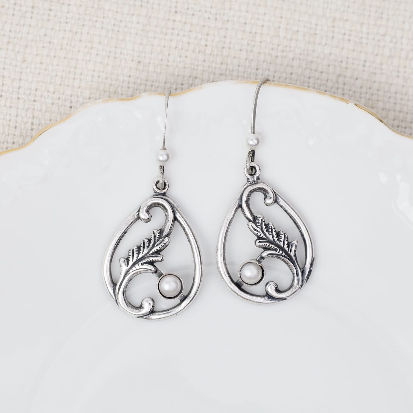 EAR-JM Silver Leaf In Teardrop With Crystal Earrings