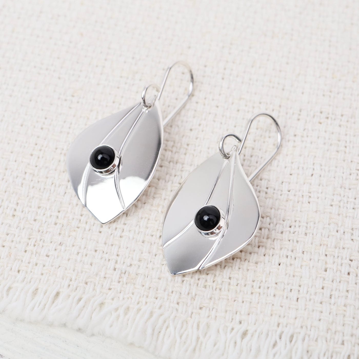 EAR Leaf Shape Dangle with Cabachon Onyx