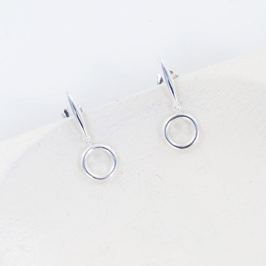 EAR LINE AND CIRCLE POST EARRING