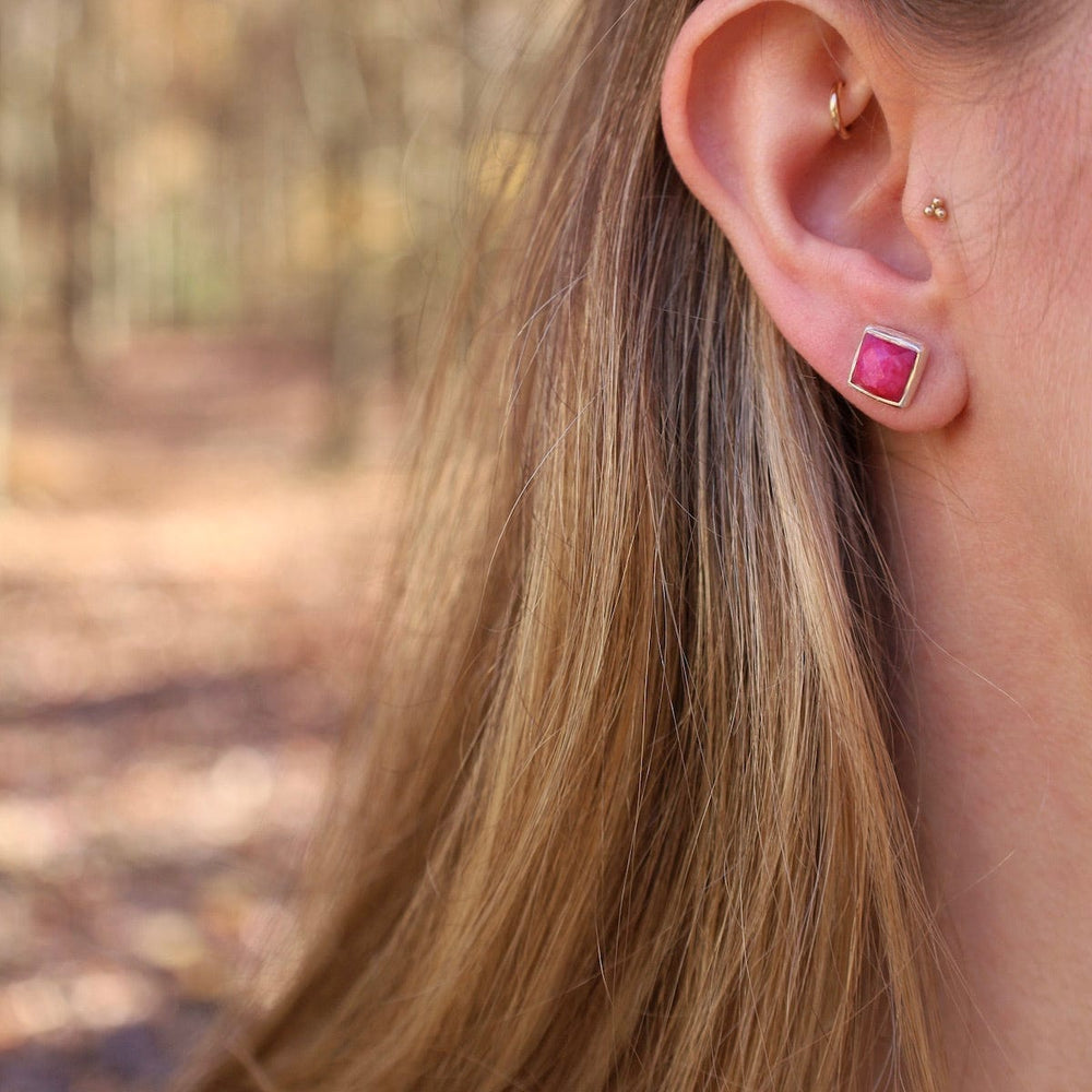 
                      
                        EAR Madeline Stud Earrings - Silver Square - Ruby Quar
                      
                    