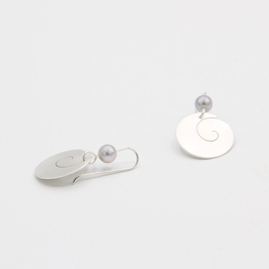 
                      
                        EAR Matte Silver Swirl Drop with Gray Pearl
                      
                    