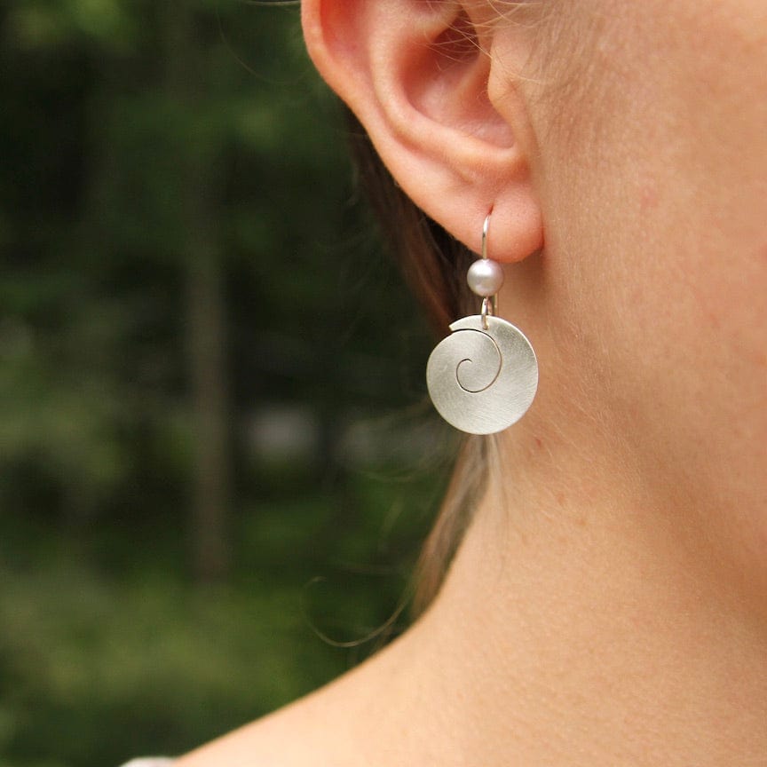 
                      
                        EAR Matte Silver Swirl Drop with Gray Pearl
                      
                    