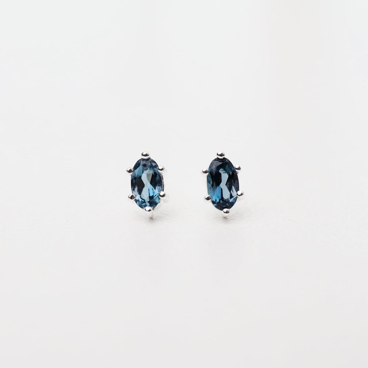 EAR Oval Claw-set London Blue Topaz Studs