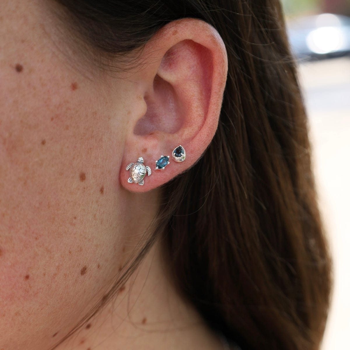 EAR Oval Claw-set London Blue Topaz Studs