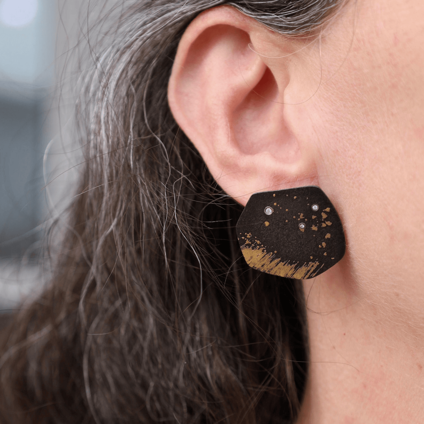 EAR Pat Flynn Iron Petal Earrings with 6 Diamonds and Gold Dust