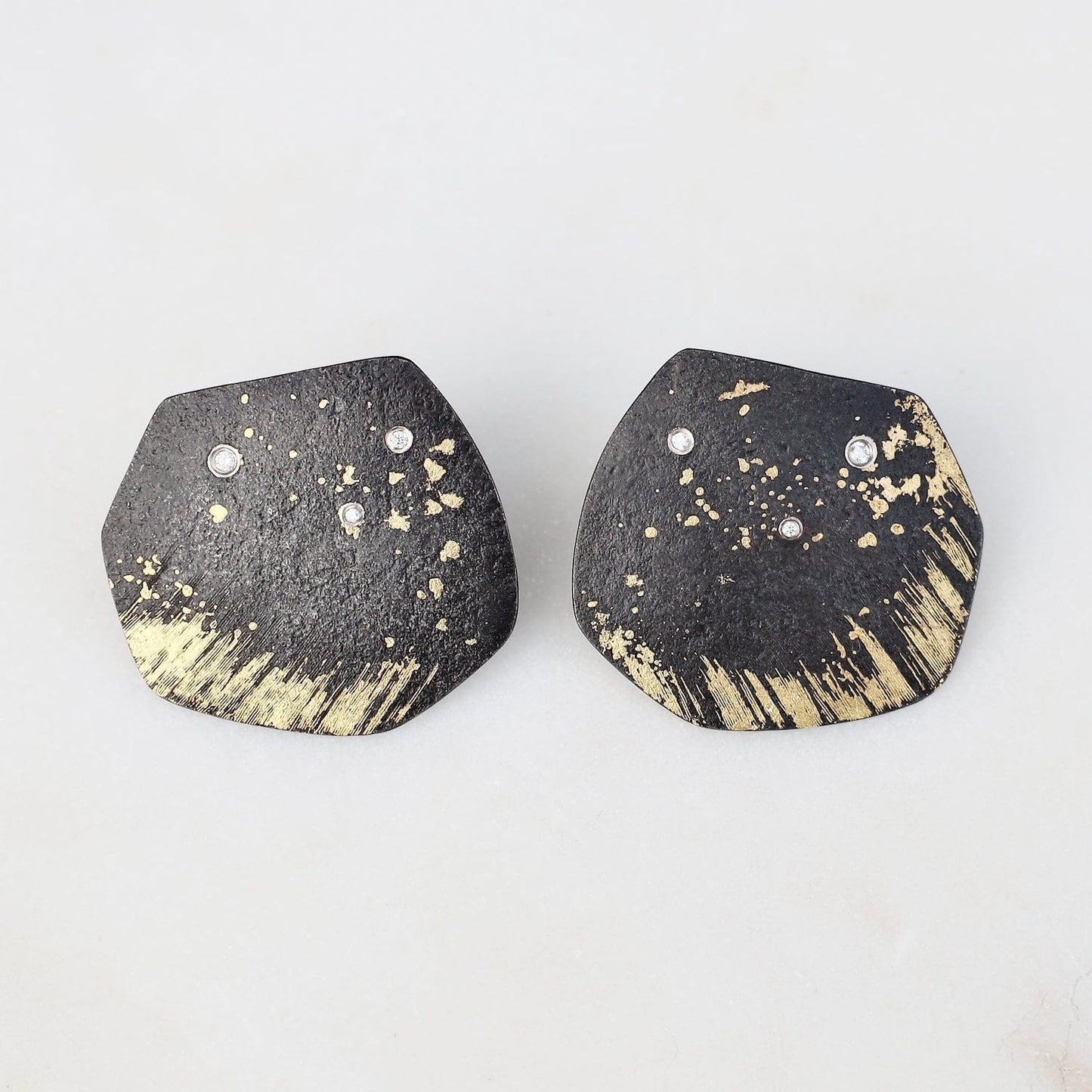 EAR Pat Flynn Iron Petal Earrings with 6 Diamonds and Gold Dust
