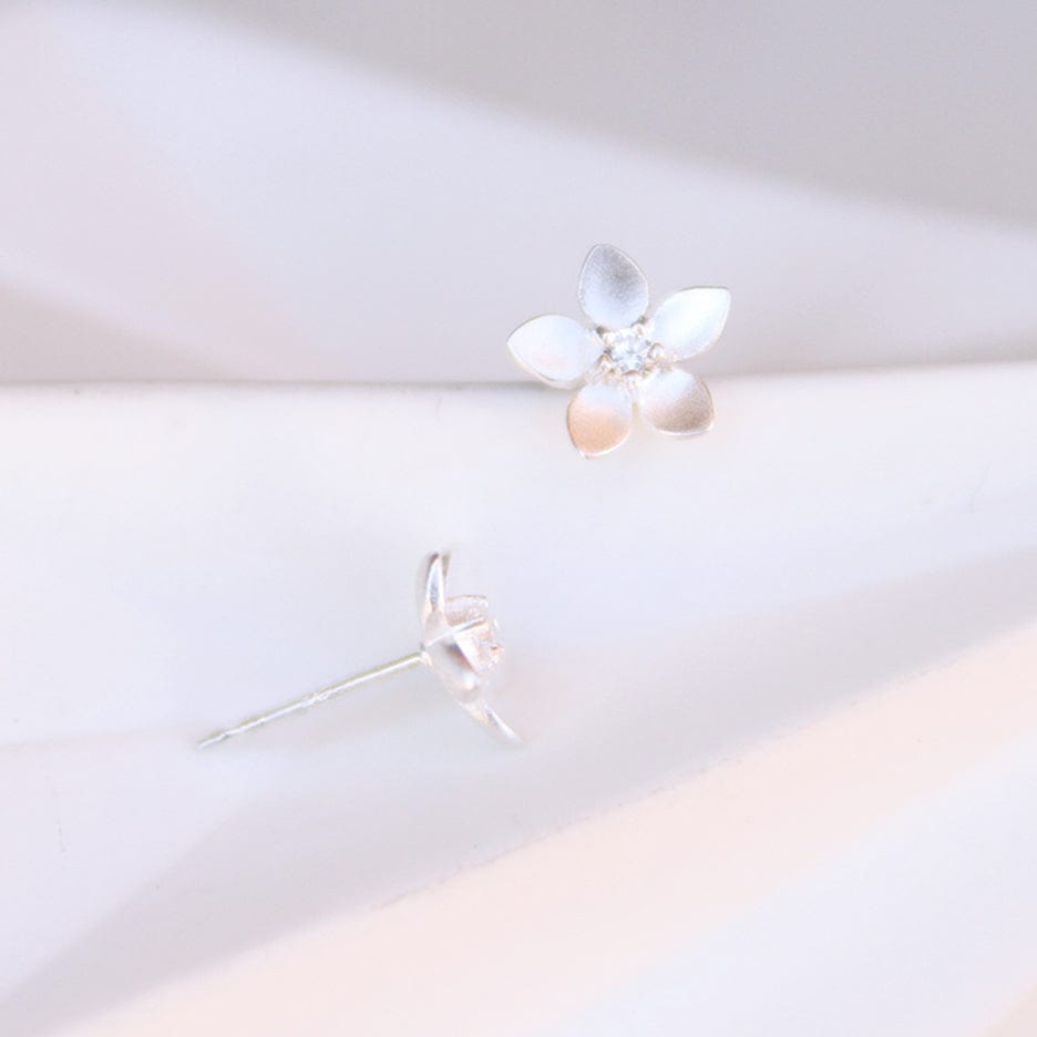 
                      
                        EAR Pointed Petal Flowers Stud With CZ
                      
                    