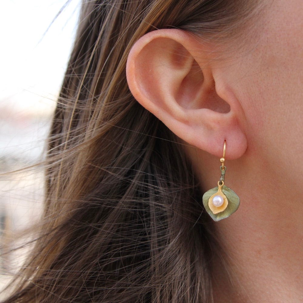 EAR ROUND LEAF EUCALYPTUS PEARL EARRING