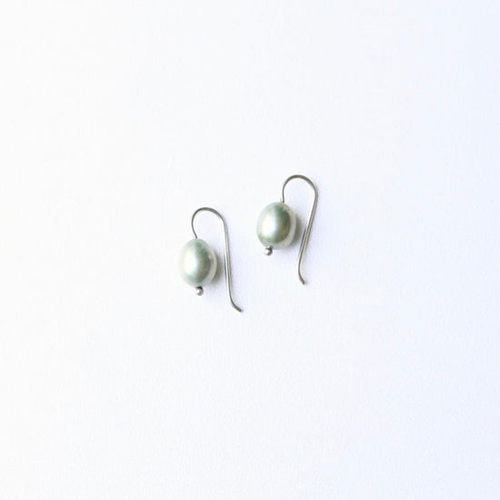 Load image into Gallery viewer, EAR Sage Green Freshwater Pearl Earring
