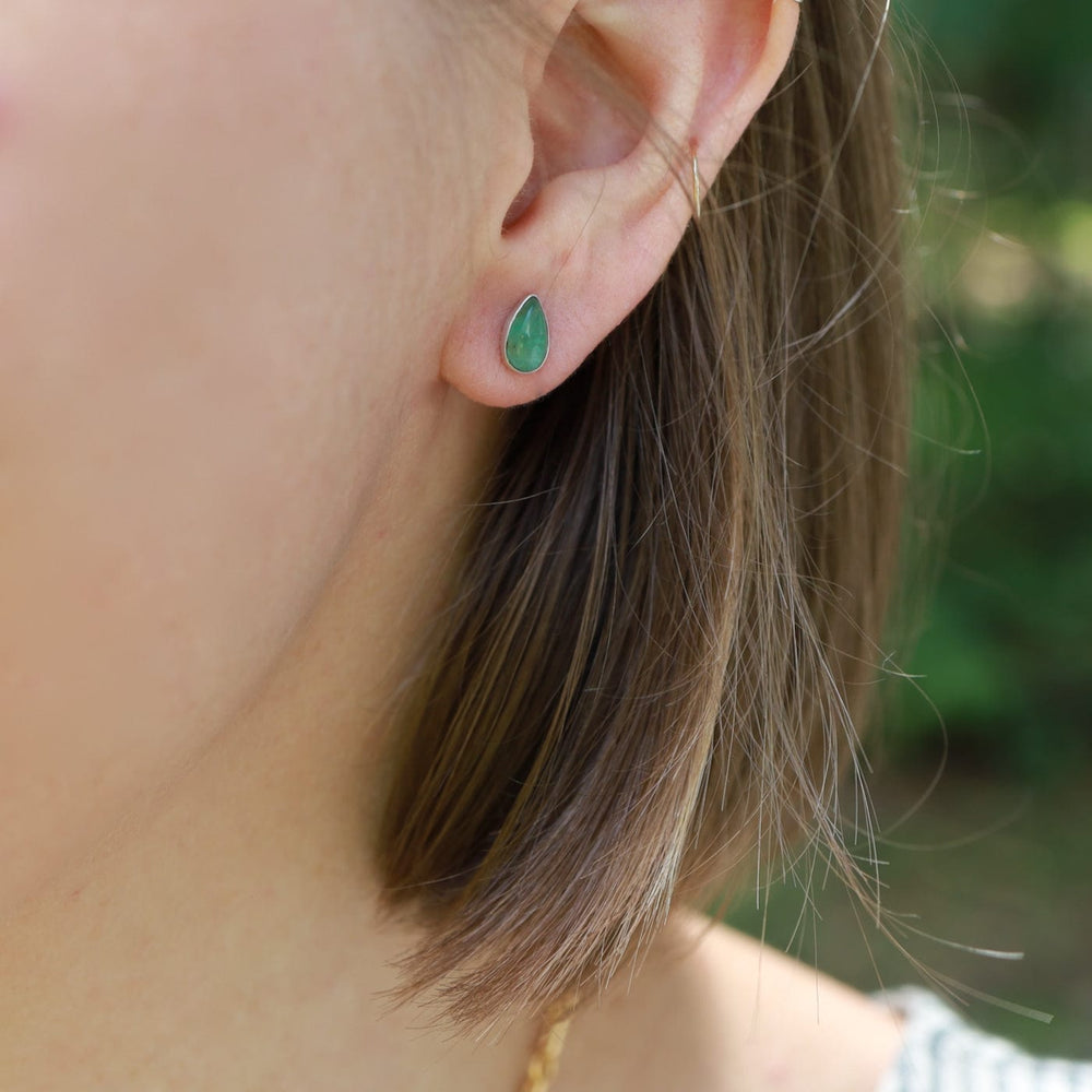 
                      
                        EAR Shiny Little Emerald Tear Drop Stud
                      
                    