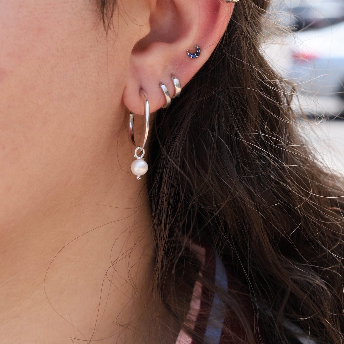 EAR Small Hammered Hoop With Pearl