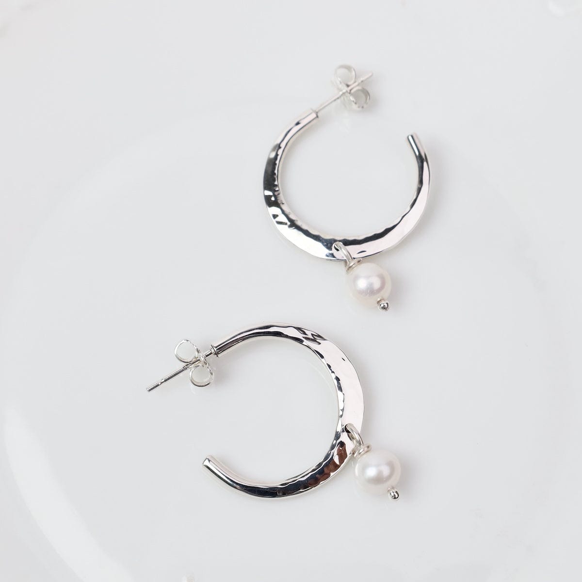 EAR Small Hammered Hoop With Pearl