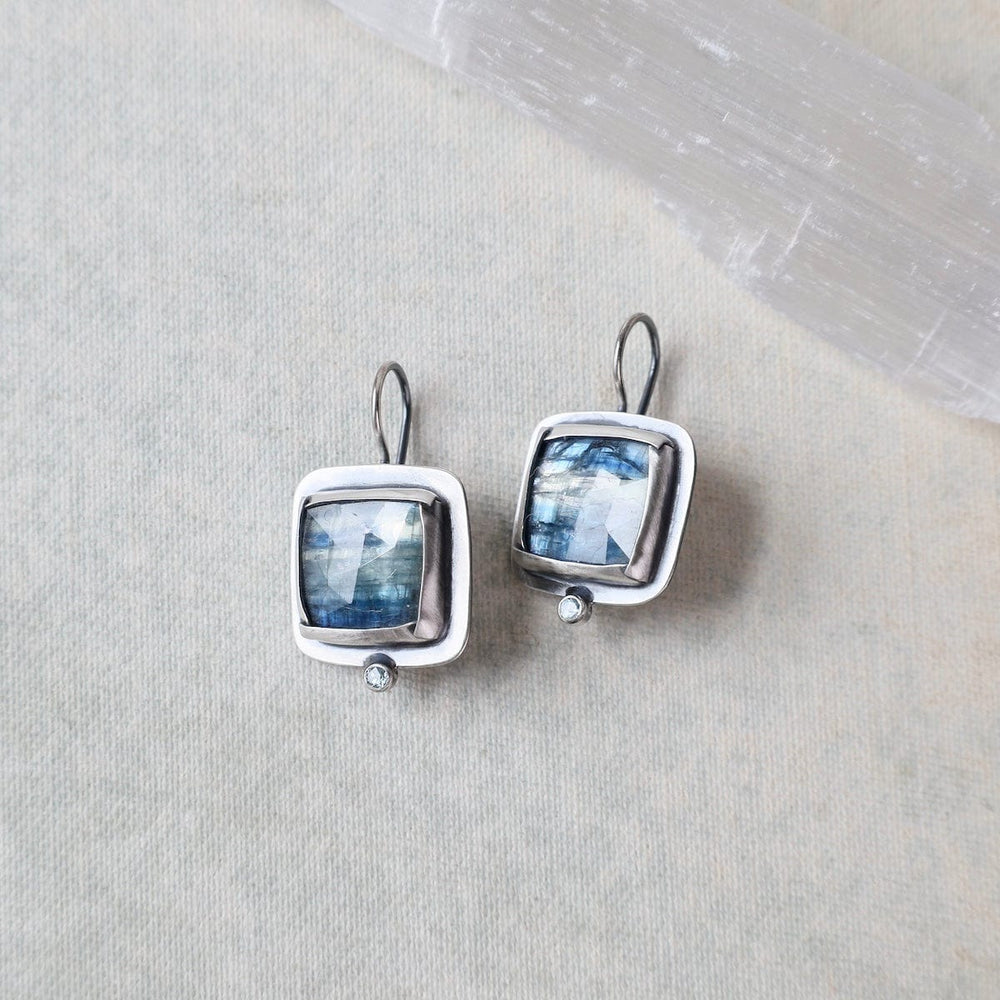 
                  
                    EAR Square Fold earrings in Bi-colored Kyanite with Bl
                  
                