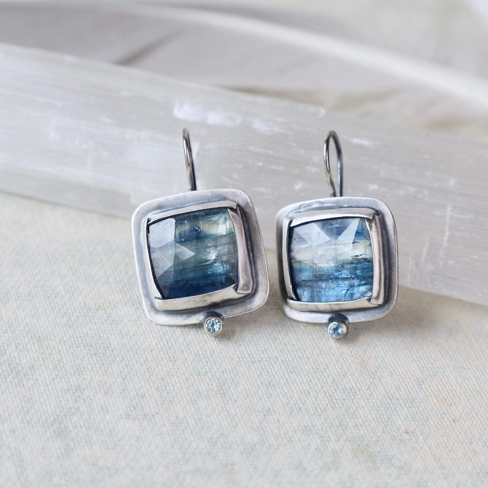 
                  
                    EAR Square Fold earrings in Bi-colored Kyanite with Bl
                  
                
