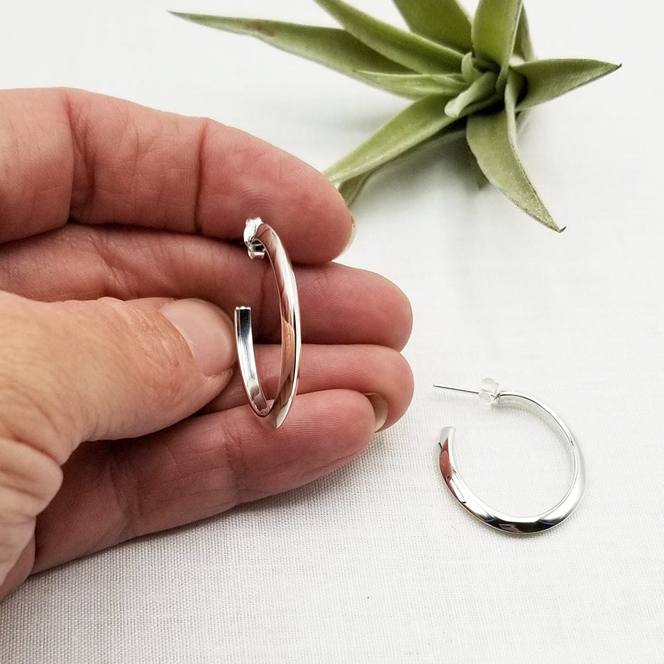 
                  
                    EAR STERLING SILVER KNIFE EDGE OVAL HOOP
                  
                