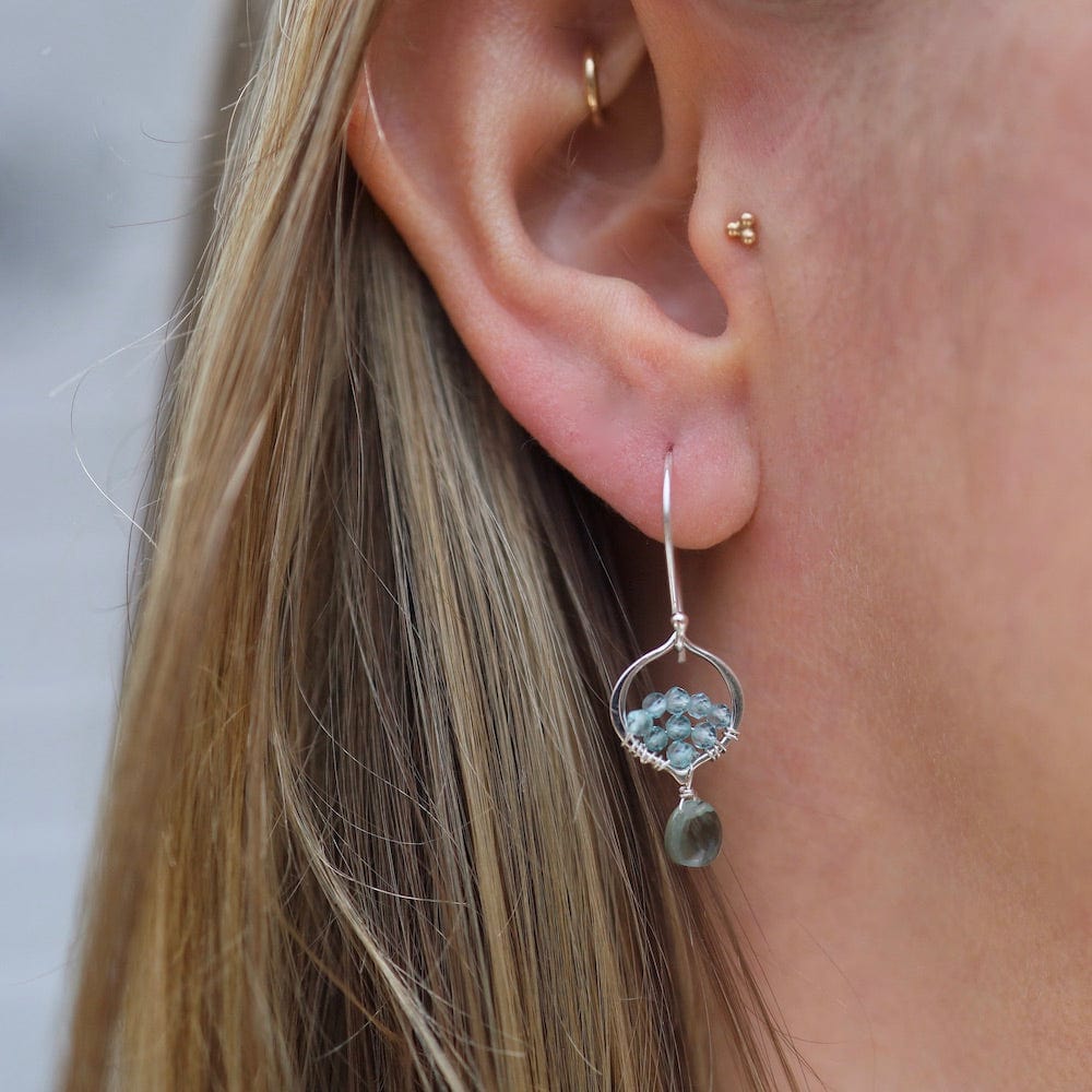 1098 EAR Tiny Arabesque Earrings in Green Quartz