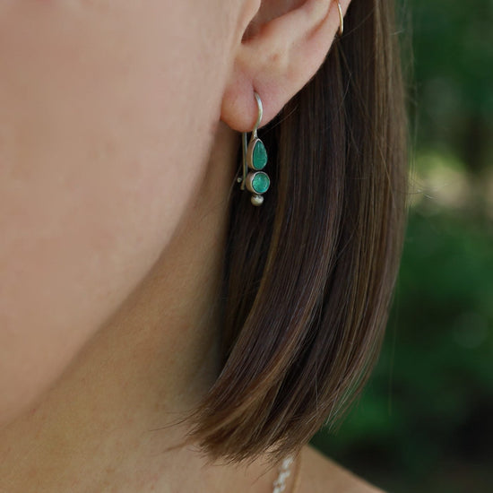EAR Tiny Emerald Petal Drops