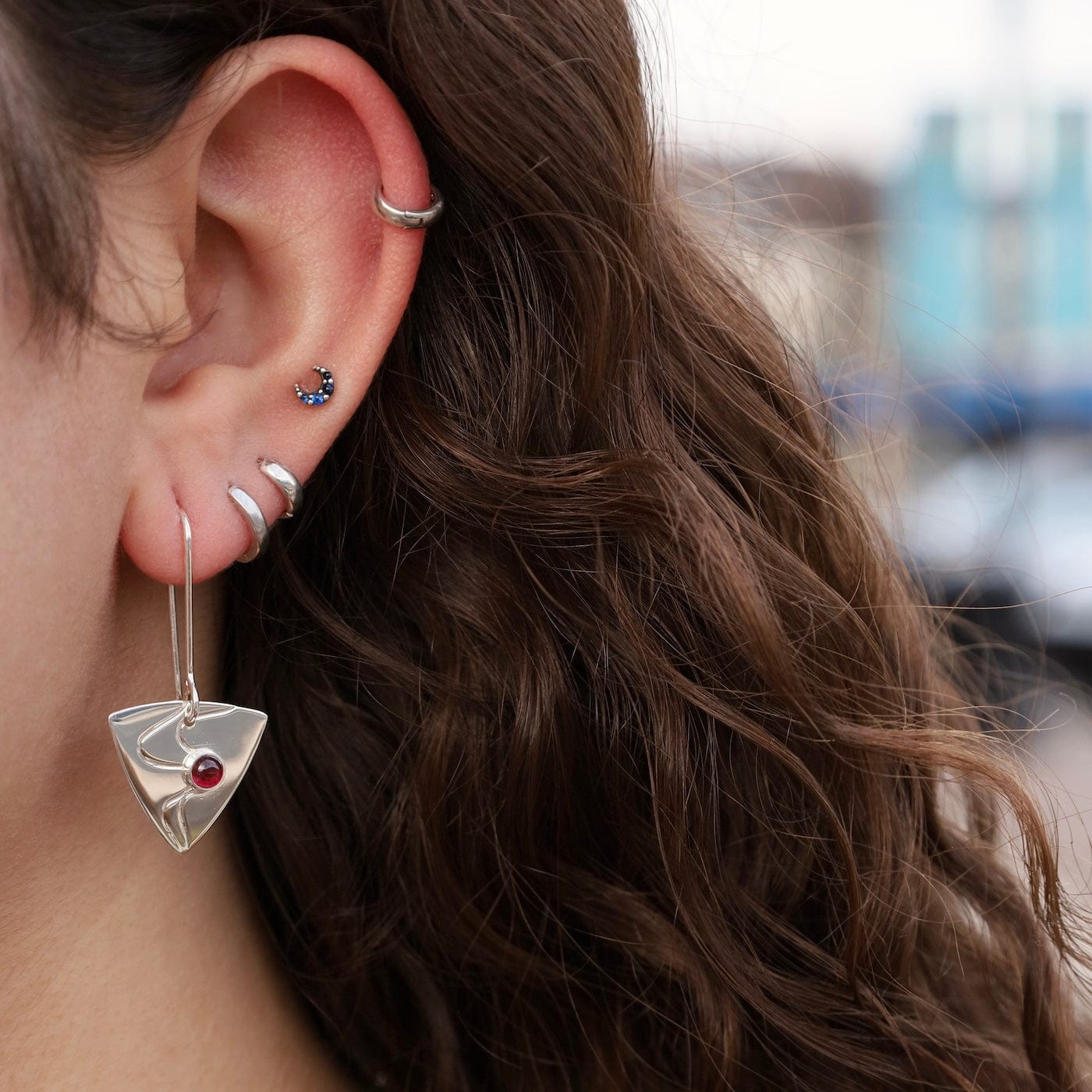 EAR Triangle Earring With Squiggle And Garnet