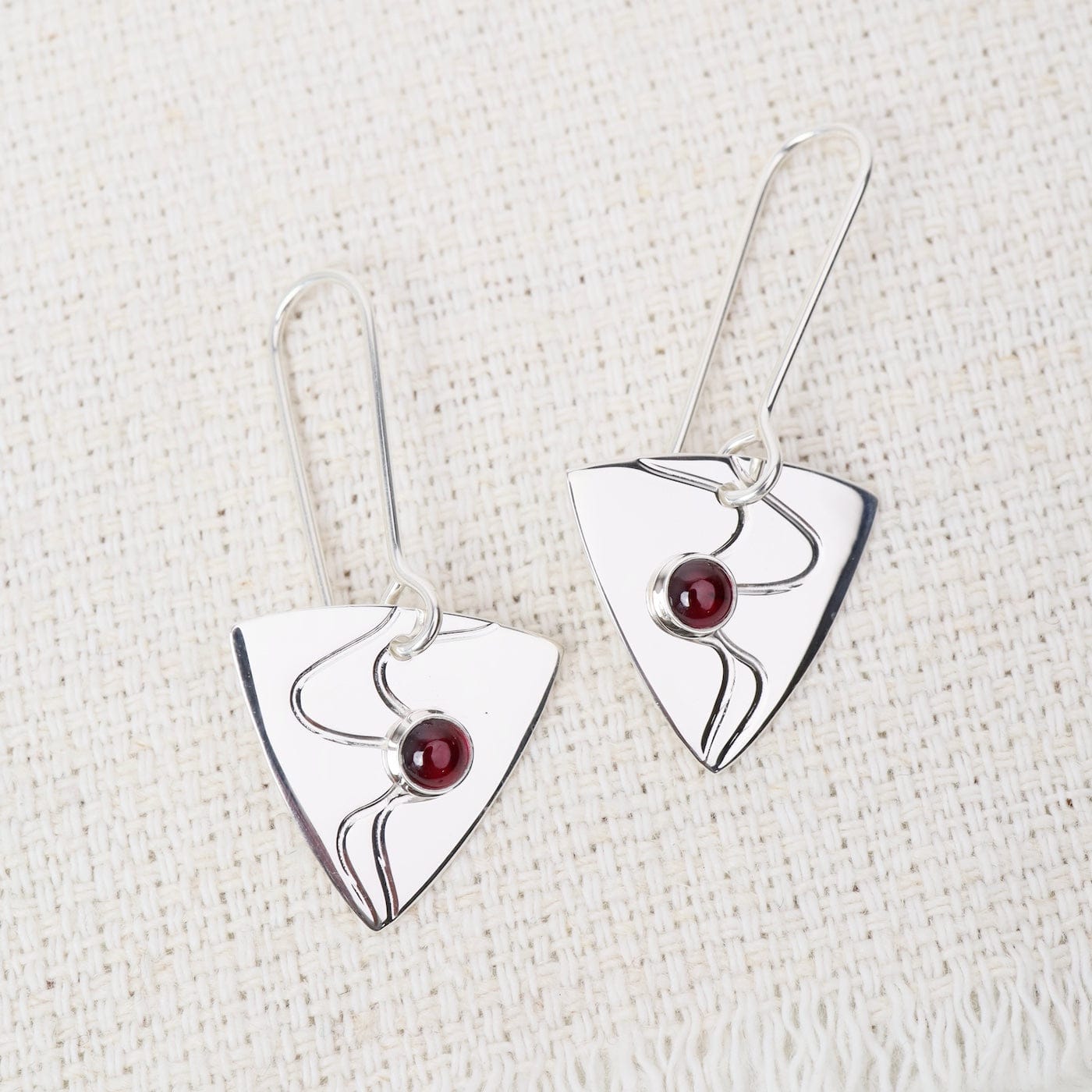 EAR Triangle Earring With Squiggle And Garnet