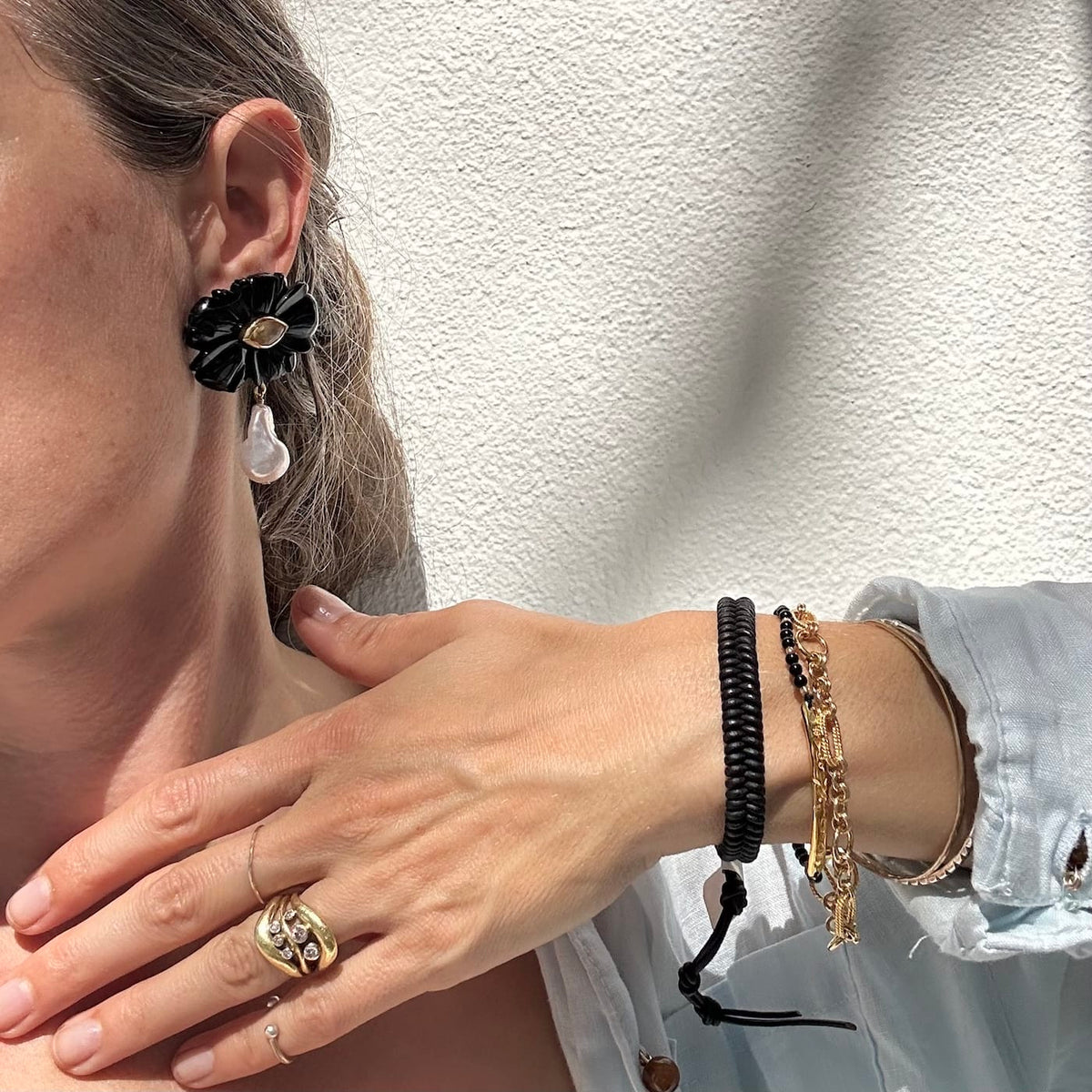EAR-VRM Flower Carved Black Agate Pearl Drop Post Earrings