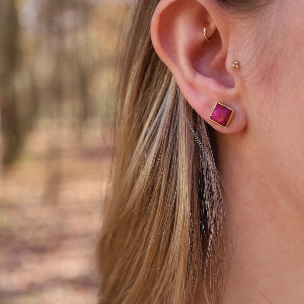 
                      
                        EAR-VRM Madeline Stud Earrings - Vermeil Square - Ruby Qua
                      
                    