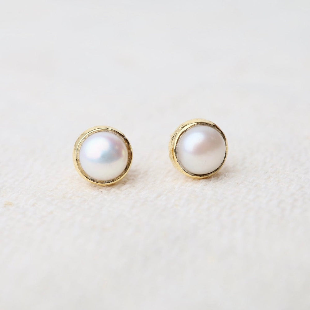 
                      
                        EAR-VRM Medium Round Stone Studs - Gold Vermeil - White Pearl
                      
                    