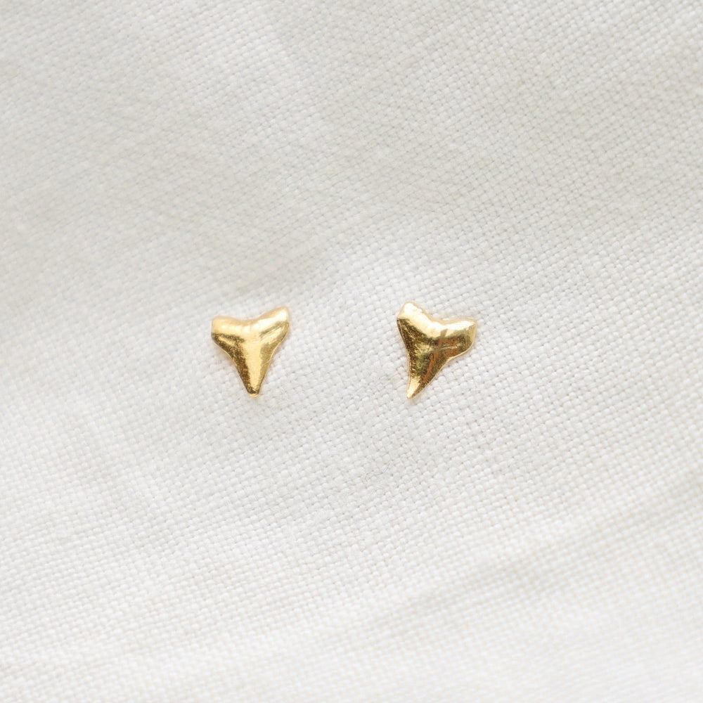 
                  
                    EAR-VRM Mini Shark Tooth Posts In 18K Gold Vermeil
                  
                