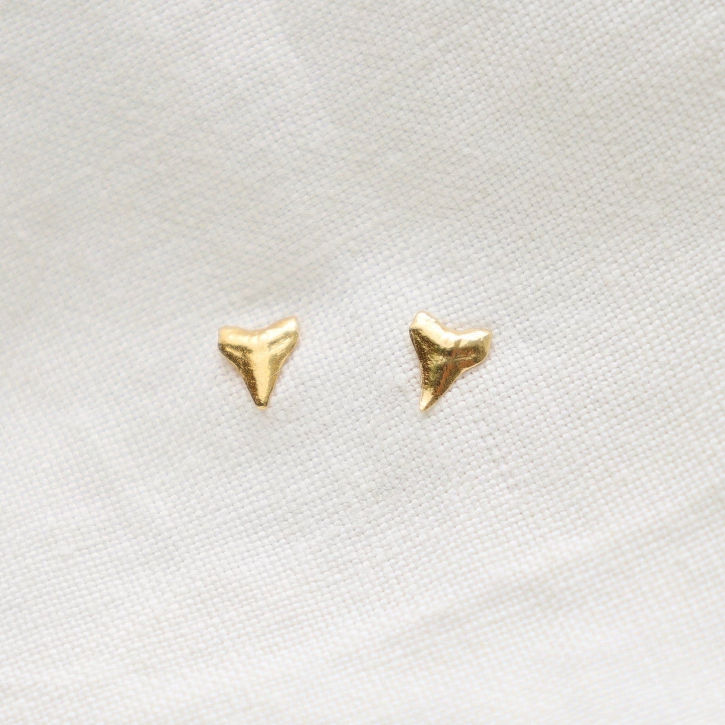 EAR-VRM Mini Shark Tooth Posts In 18K Gold Vermeil