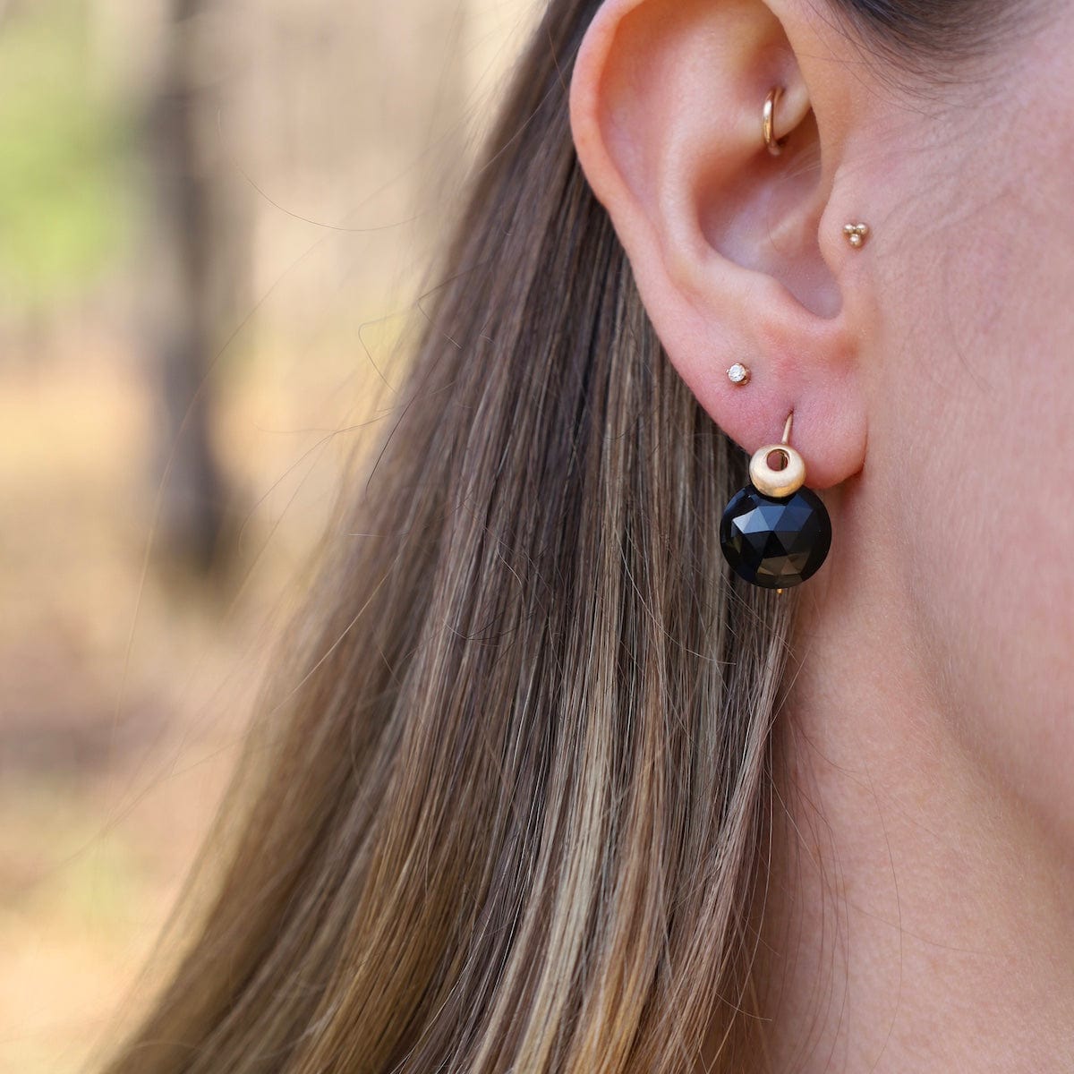 EAR-VRM Round Black Spinel with Single Bubble on Hook - 18