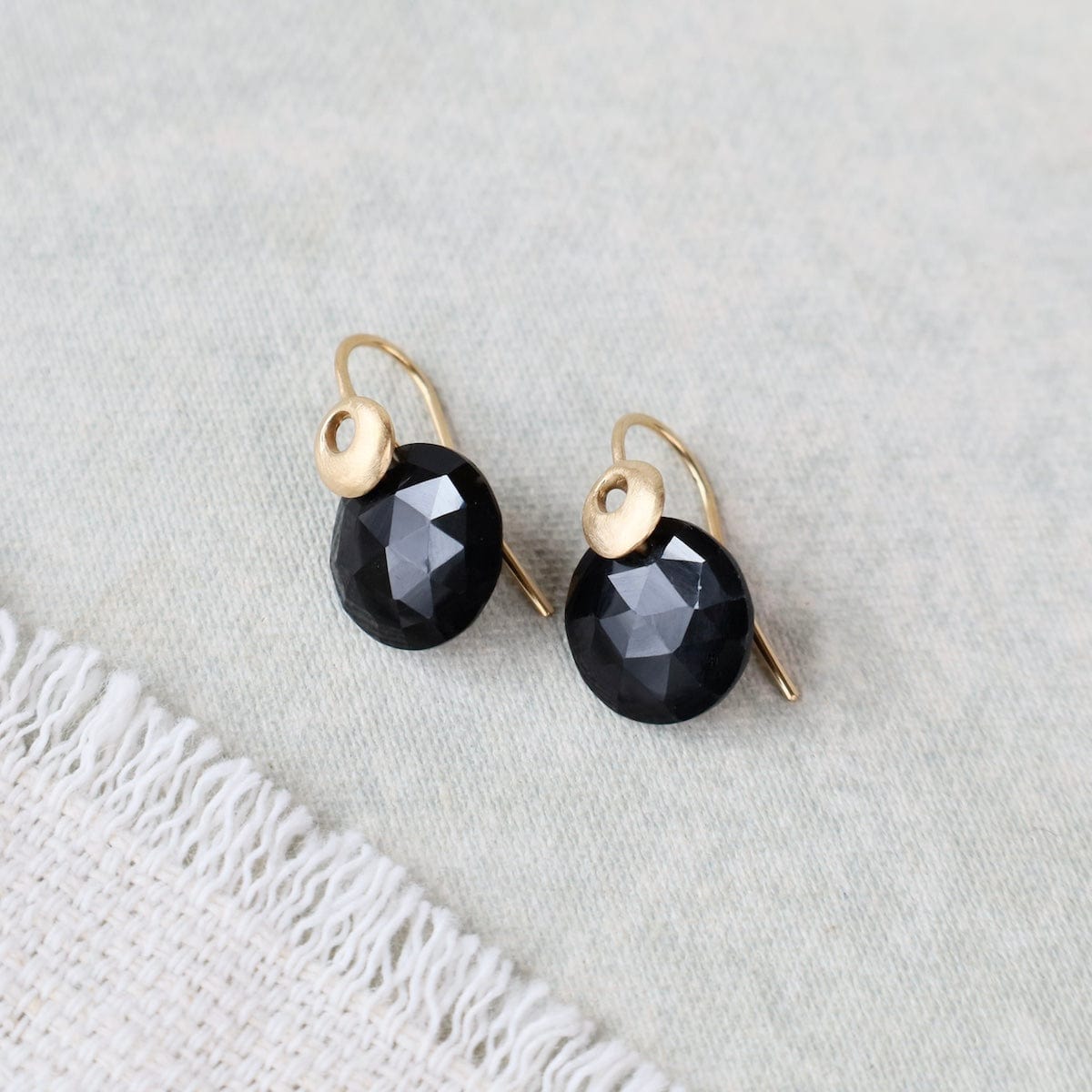 EAR-VRM Round Black Spinel with Single Bubble on Hook - 18