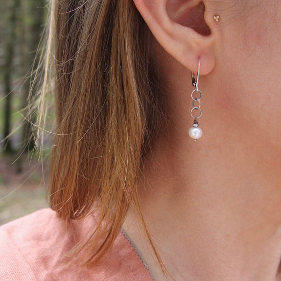 EAR White Freshwater Pearl on Link Chain Earring