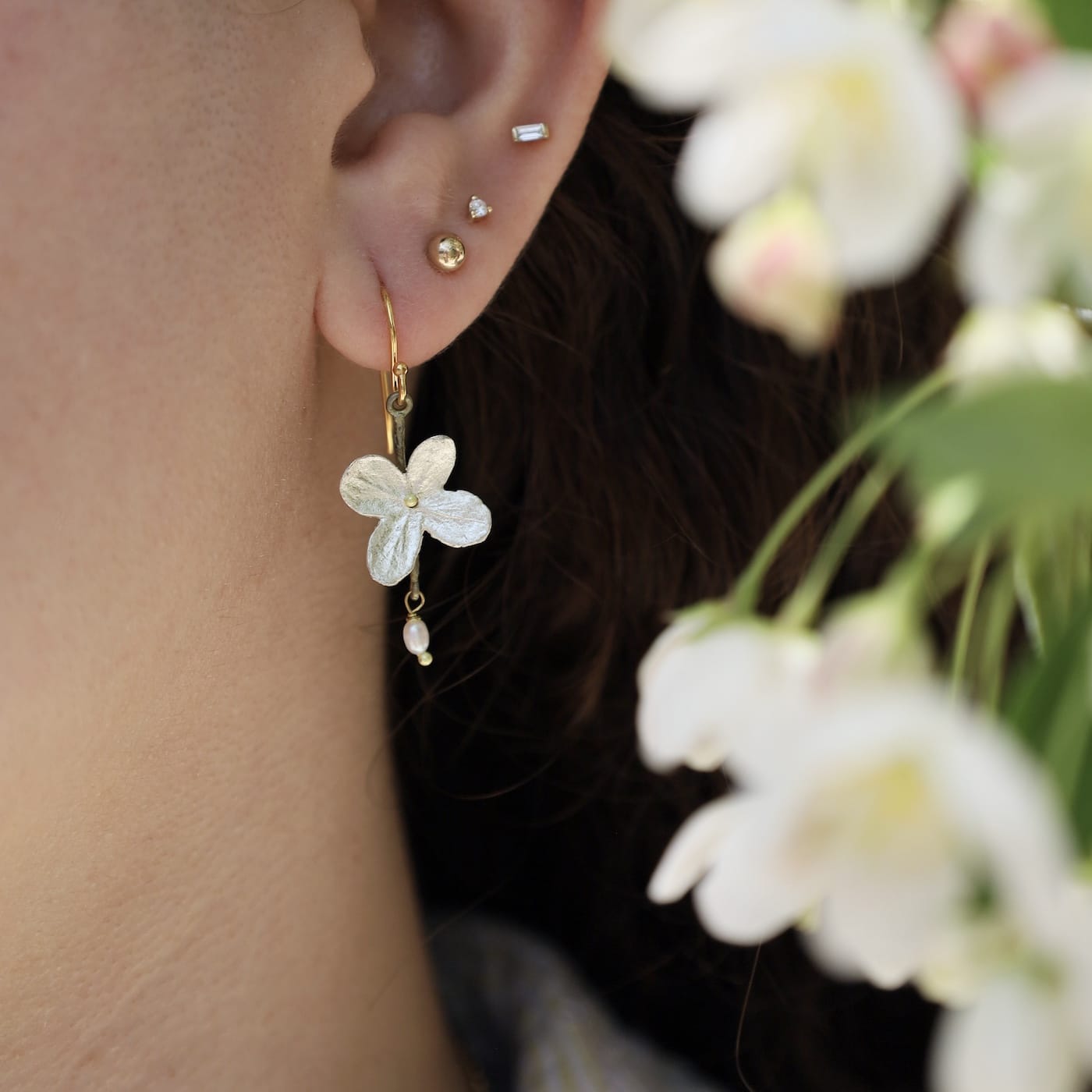 EAR White Hydrangea Single Flower Wire Earrings