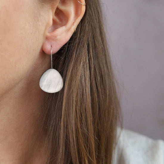 EAR White Round Resin Earrings