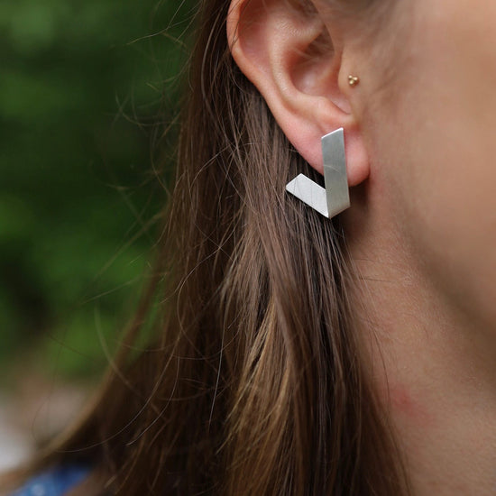 Load image into Gallery viewer, EAR Zig Zag Post Earring
