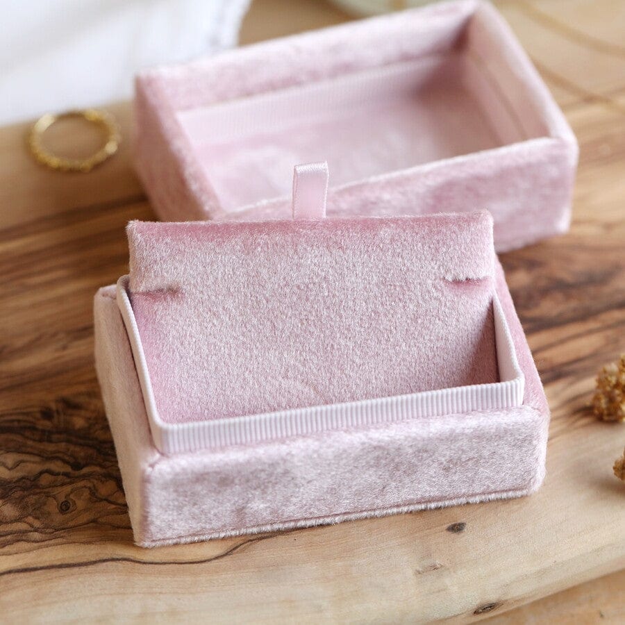 
                      
                        GIFT Blush Pink Velvet Bracelet Box
                      
                    