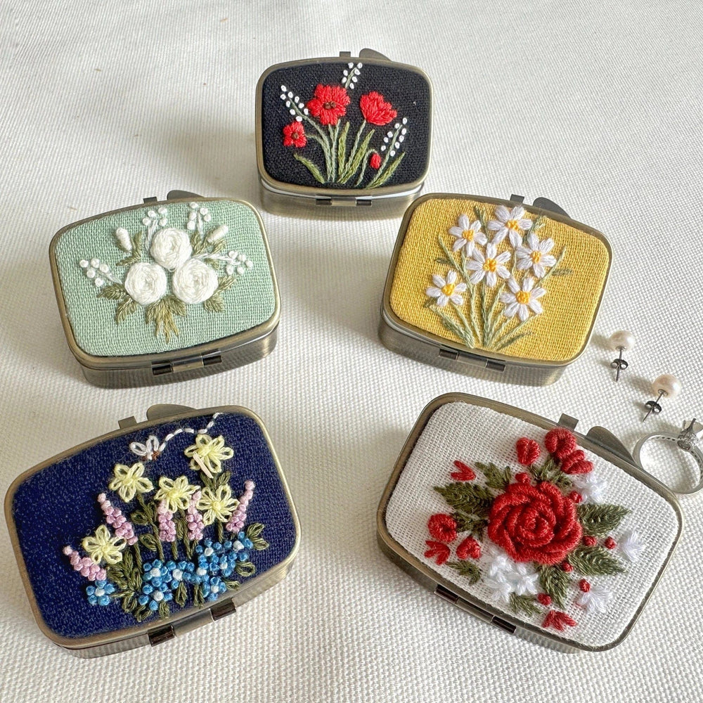 GIFT Floral Embroidered Rectangle Mini Jewelry Box - Daisy Garden