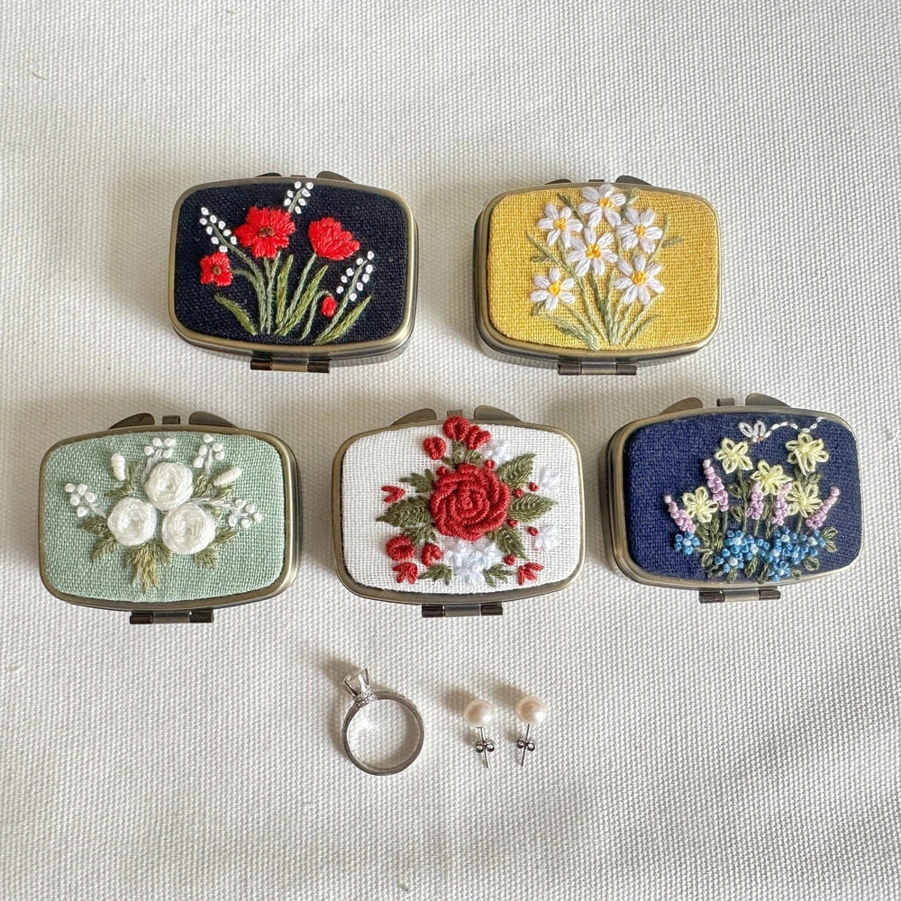 
                  
                    GIFT Floral Embroidered Rectangle Mini Jewelry Box - Daisy Garden
                  
                