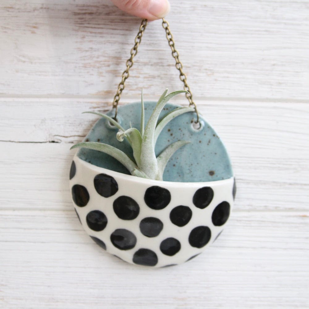 GIFT MEDIUM CERAMIC PLANTER POCKET WITH AIR PLANT