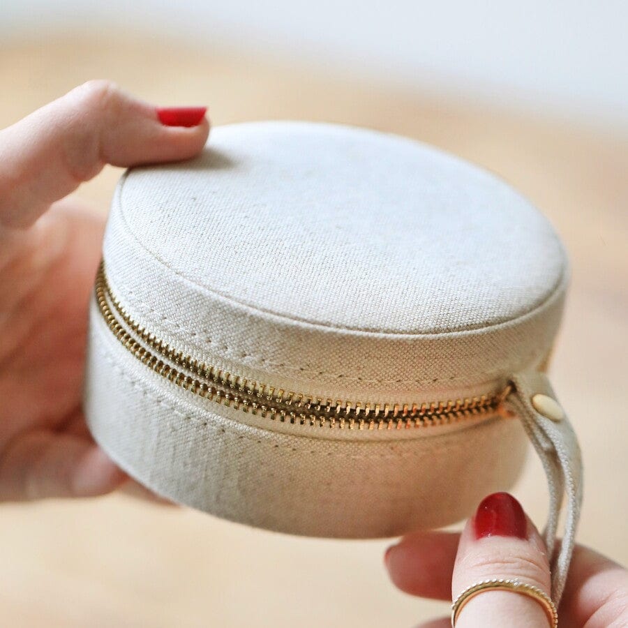 
                      
                        GIFT Round Natural Linen Jewelry Case
                      
                    