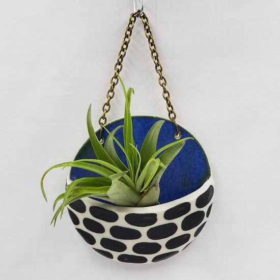 Load image into Gallery viewer, GIFT SMALL CERAMIC PLANTER POCKET WITH AIR PLANT

