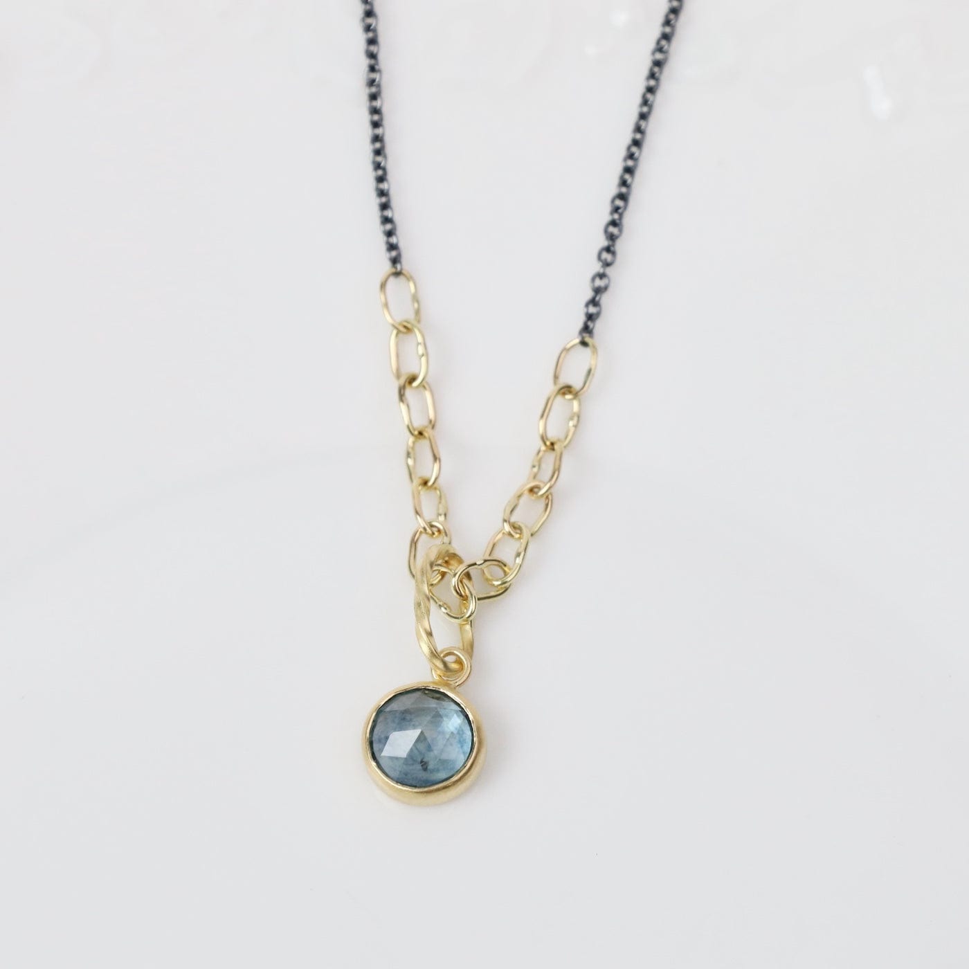NKL-18K Cluster: 6mm Montana Sapphire Pendant on Murmur Ch