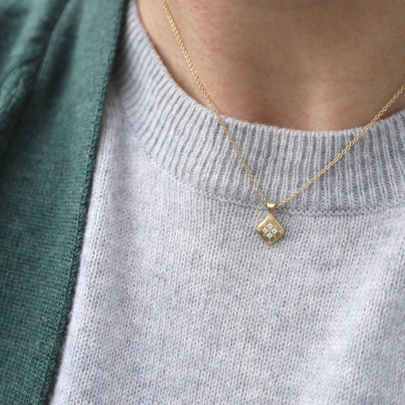 NKL-18K Summer Night Charm Pendant