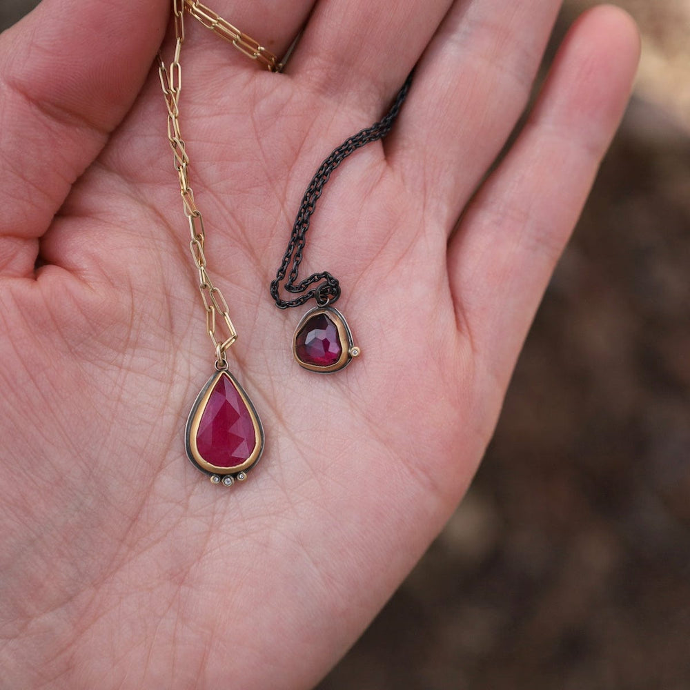 
                      
                        NKL-22K 22k Bezel Set Rose Cut Rhodolite Garnet Necklace with Diamond
                      
                    