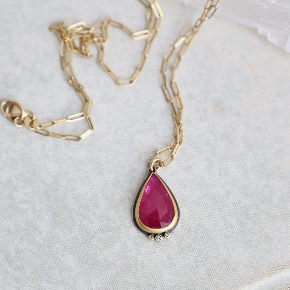 
                      
                        NKL-22K 22k Bezel set Rosecut Teardrop Ruby with 3 Diamond
                      
                    